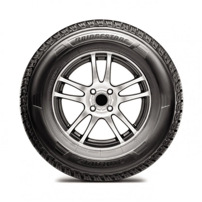 Camioneta de carga equipada con neumáticos Bridgestone Duravis R630 en ciudad


