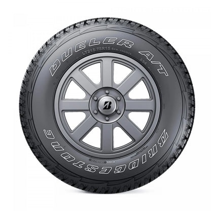 Camioneta 4x4 equipada con Bridgestone Dueler A/T 694 en terrenos mixtos